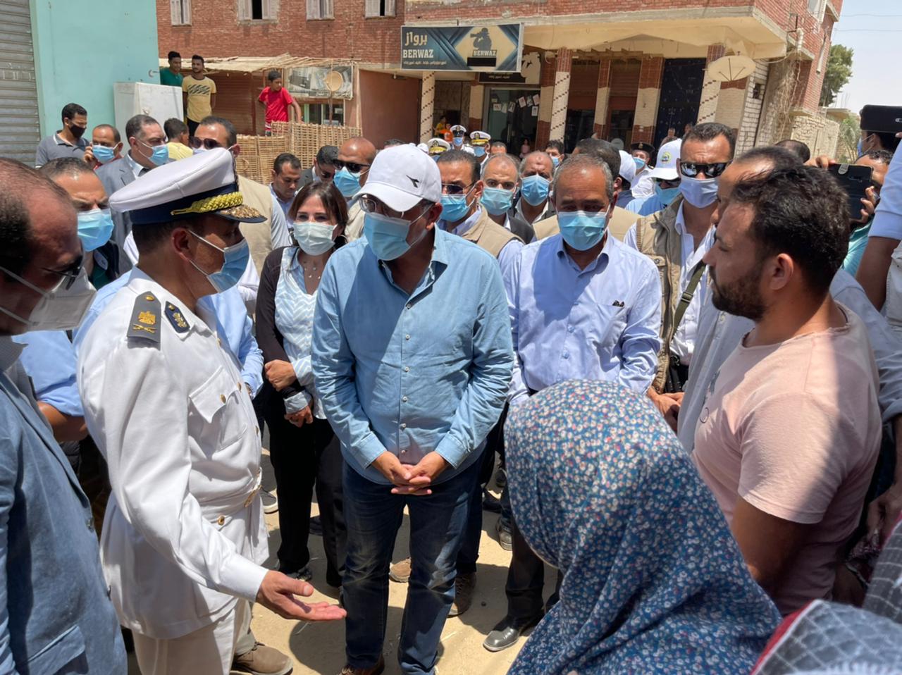 أهالي قرية الأبطال بشرق قناة السويس، يستقبلون الدكتور مصطفى مدبولي رئيس الحكومة ومجموعة من الوزراء، بالزغاريد 