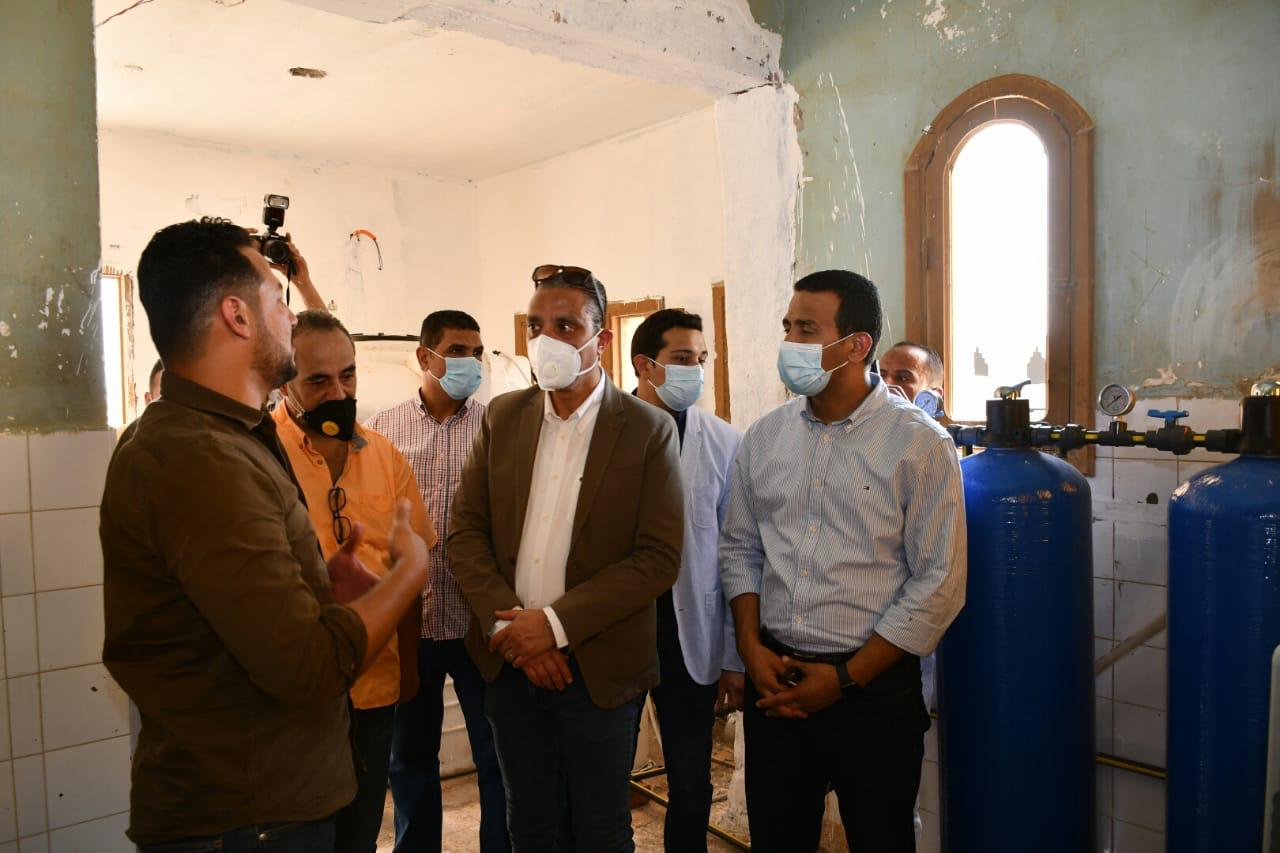 محافظ الفيوم يتفقد أعمال القافلة الطبية للهلال الأحمر