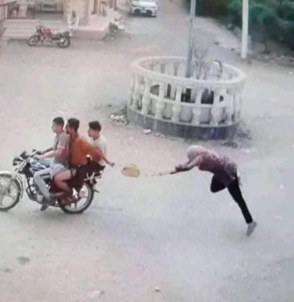 صور متداولة لسحل فتاة من قِبل 3 لصوص على دراجة بخارية بالشرقية 01