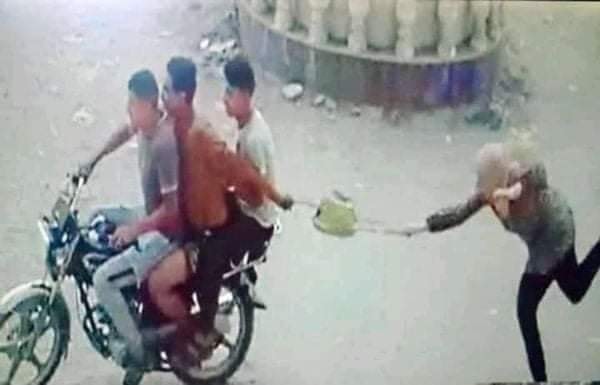 صور متداولة لسحل فتاة من قِبل 3 لصوص على دراجة بخارية بالشرقية 03