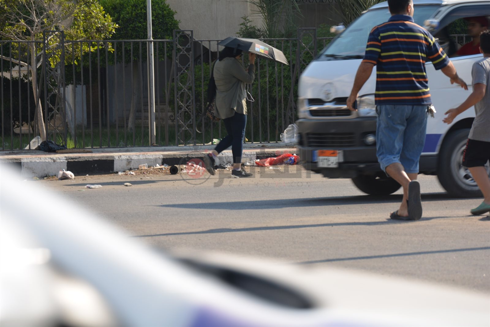 الشمسية تحمي المواطنين من أشعة الشمس