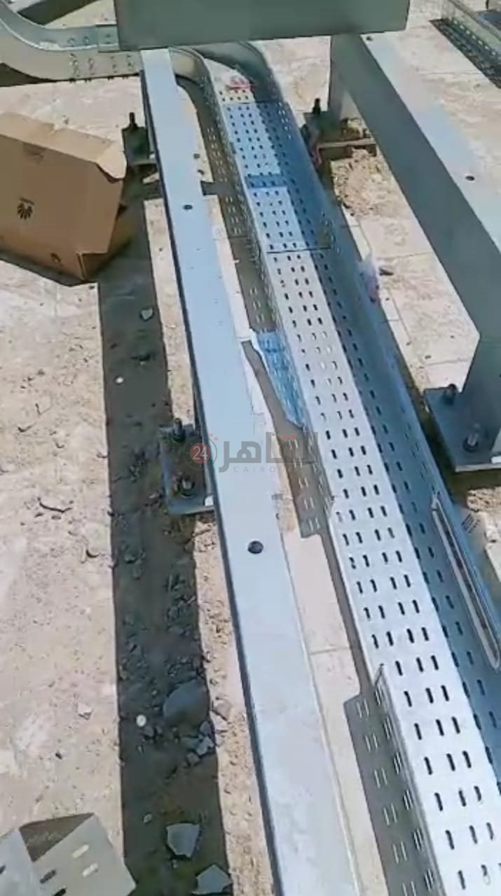 جانب من المعدات الخاصة بتركيب شبكة محمول أعلى العقار 01