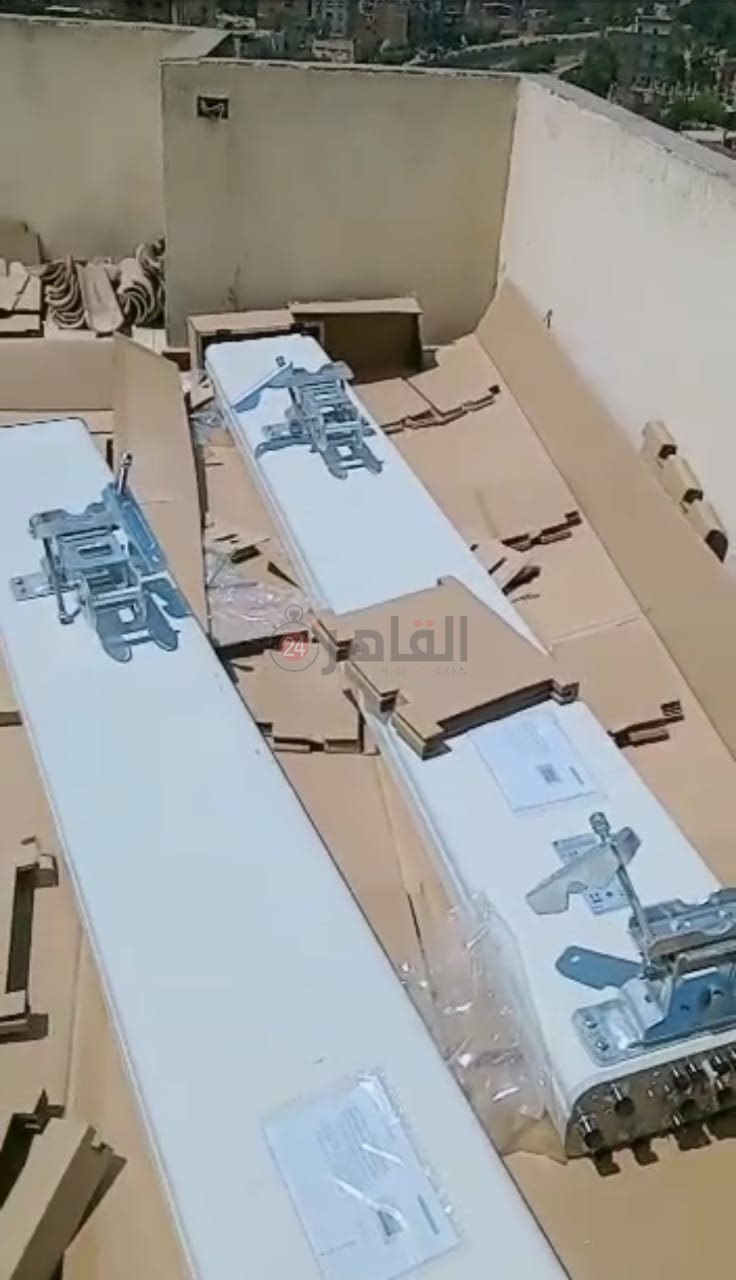 جانب من المعدات الخاصة بتركيب شبكة محمول أعلى العقار 02
