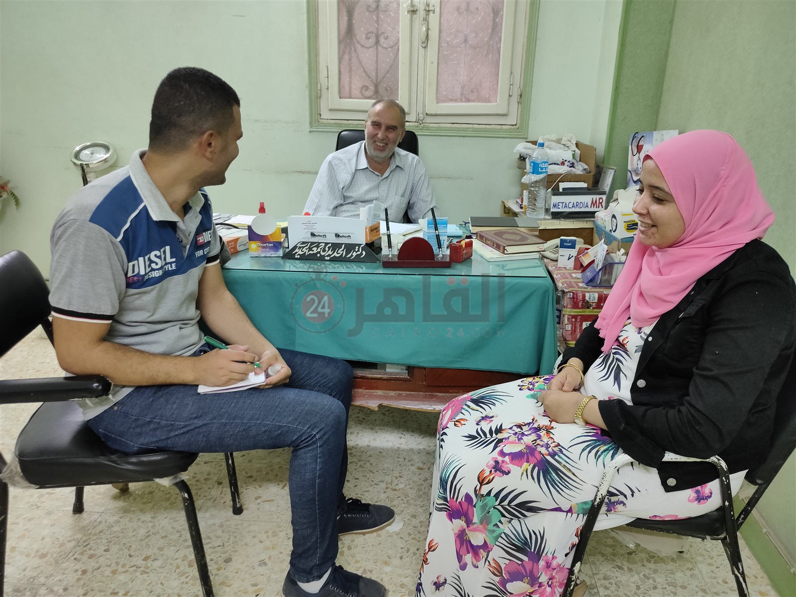 الطبيبة ووالدها أثناء حديثهم لمراسل القاهرة 24