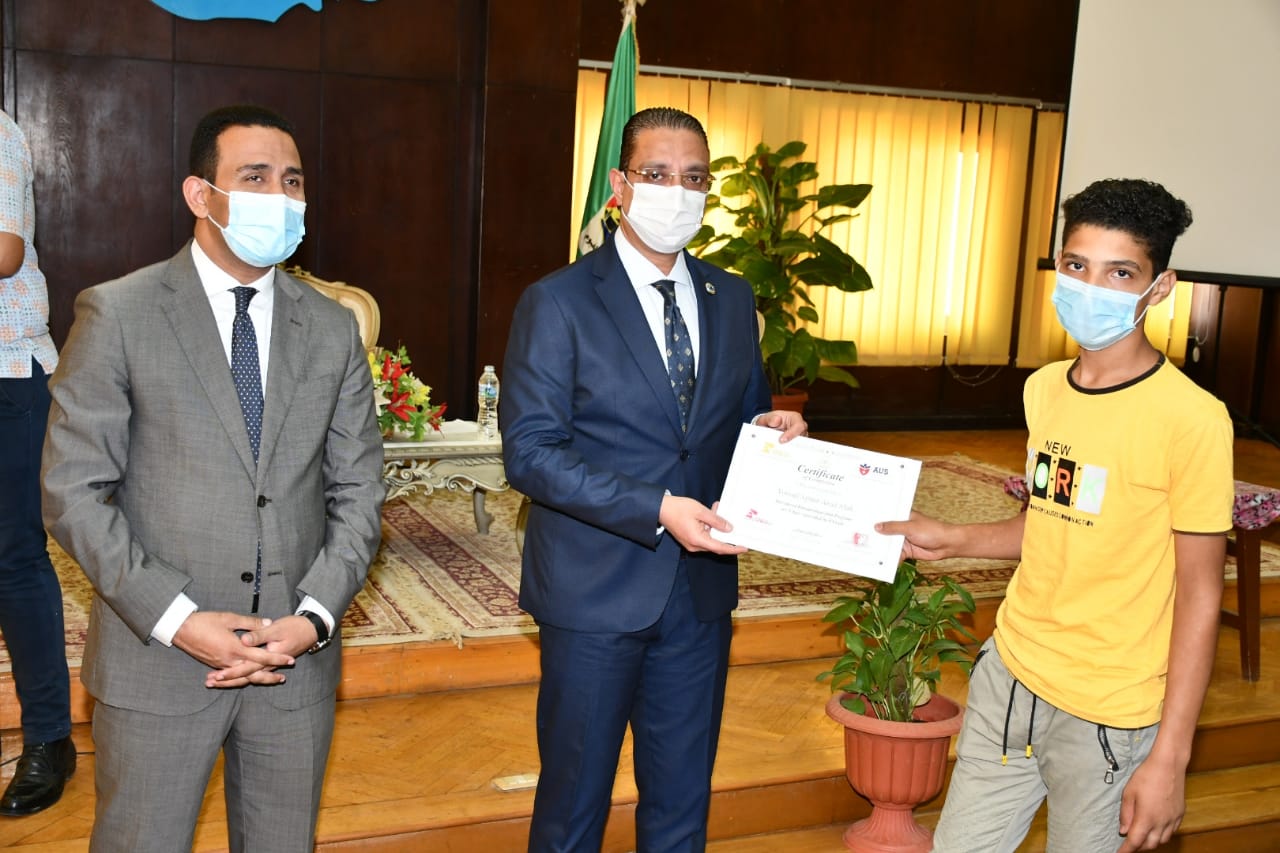 محافظ الفيوم يُسلّم شهادات الاجتياز للقطاع السياحي