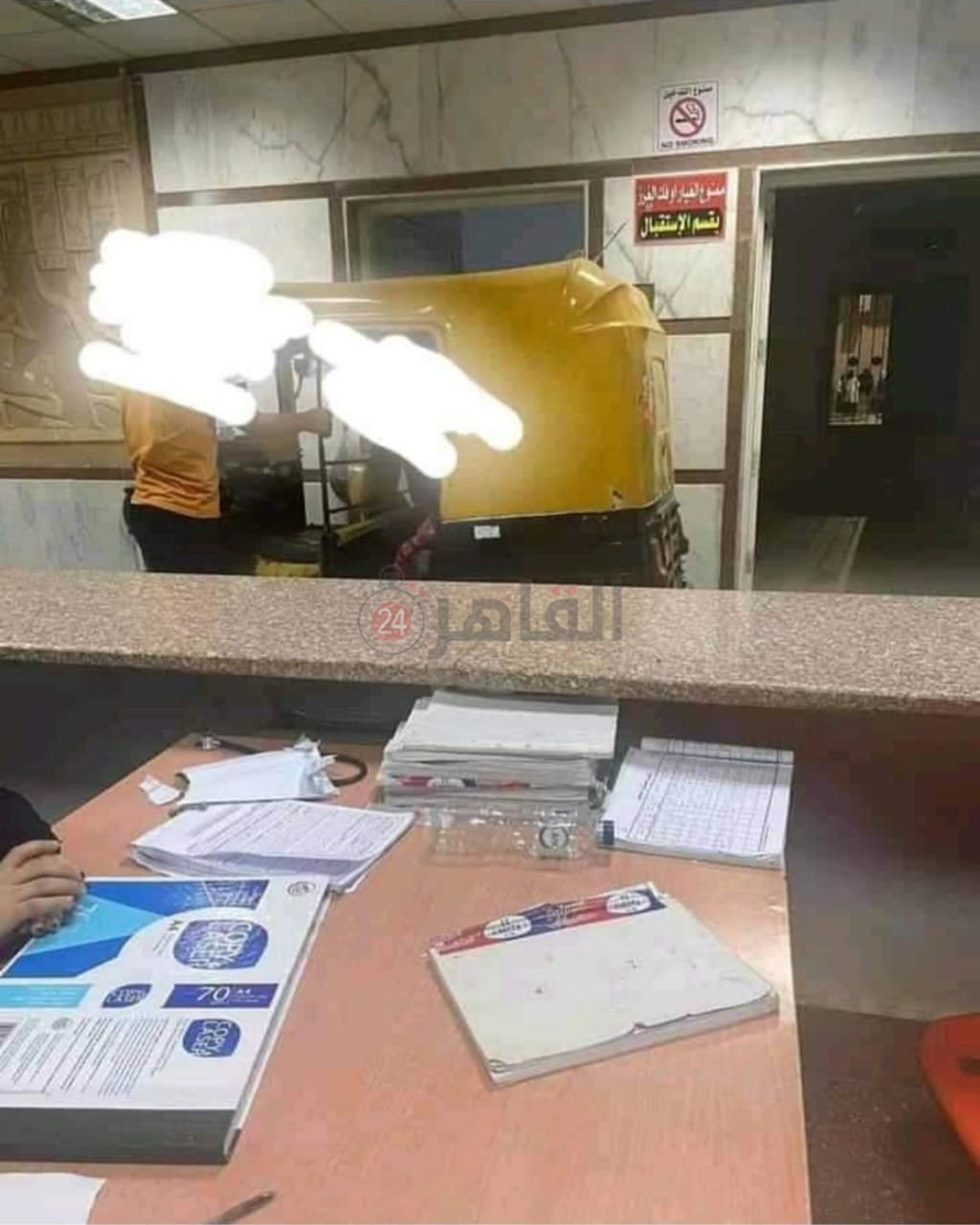 توك توك داخل قسم الاستقبال بمستشفى الحسينية المركزي