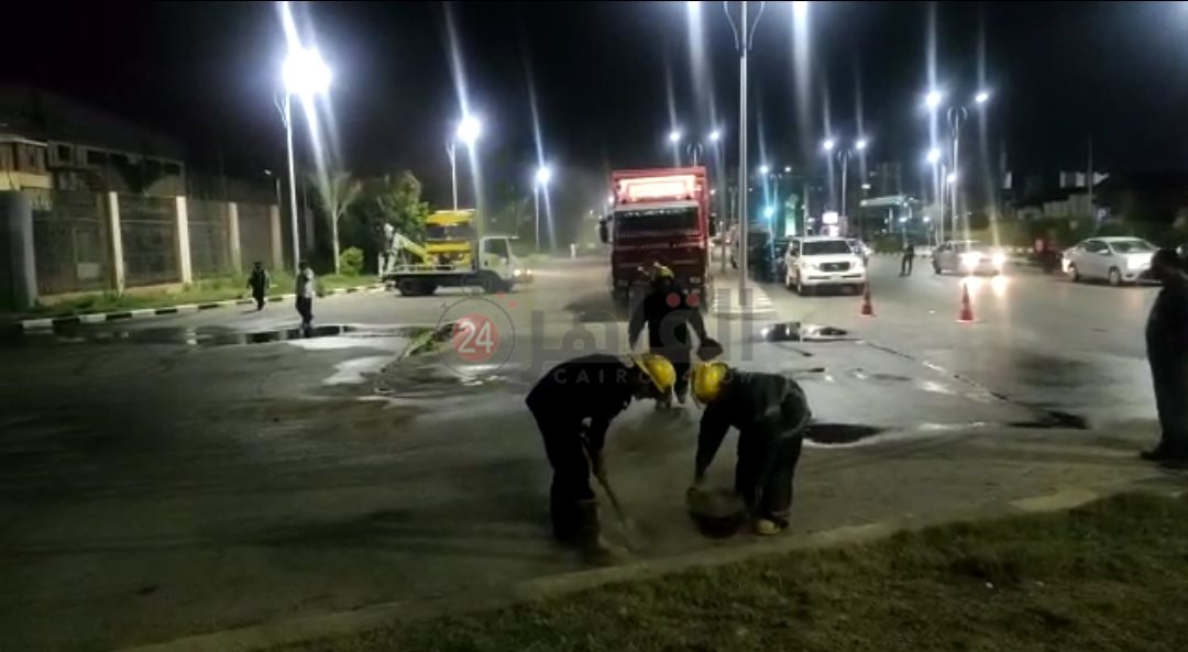 فرد الرمال علي بقعة الزيت 