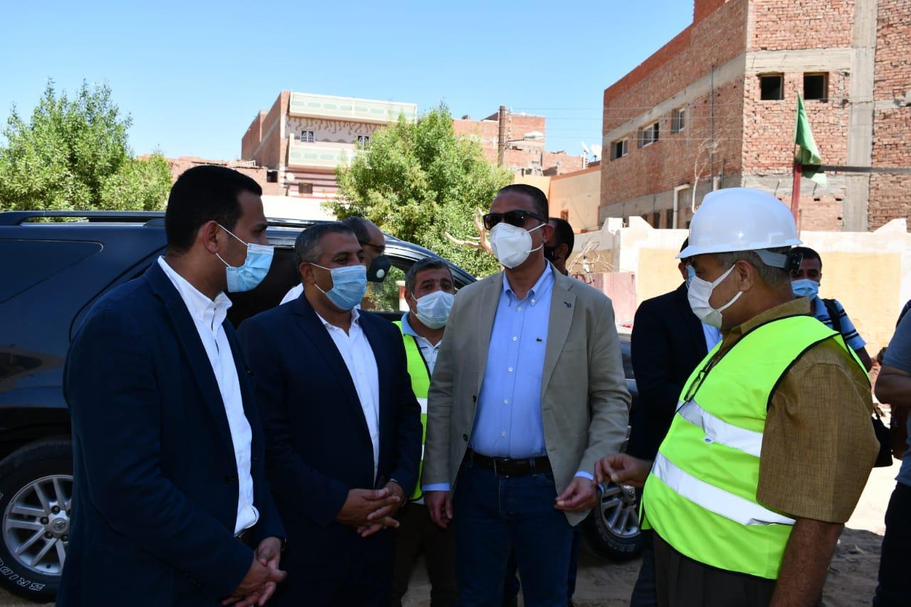 محافظ الفيوم يتفقد أعمال حياة كريمة