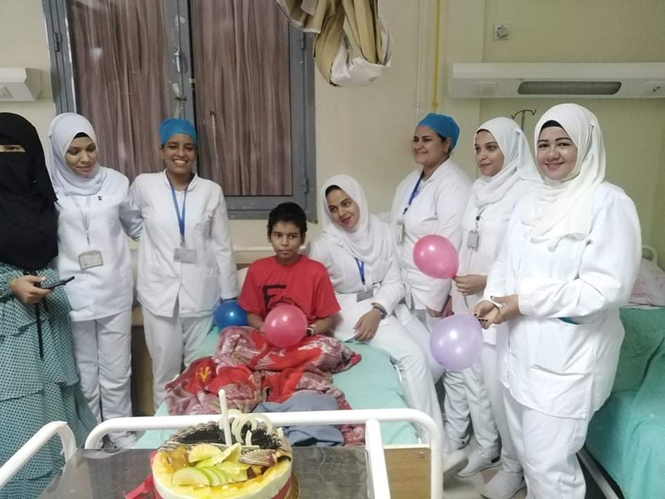 مستشفى أورام قنا يحتفل بعيد ميلاد طفل يعاني من سرطان في الدم