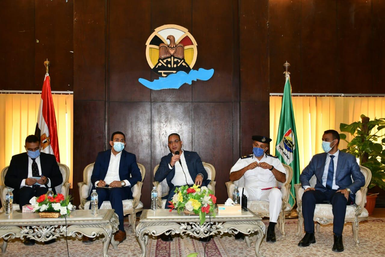 محافظ الفيوم يعقد اجتماعًا مع الجهاز التنفيذي