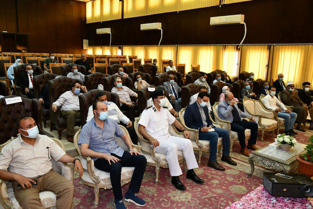 محافظ الفيوم يعقد اجتماعًا مع الجهاز التنفيذي