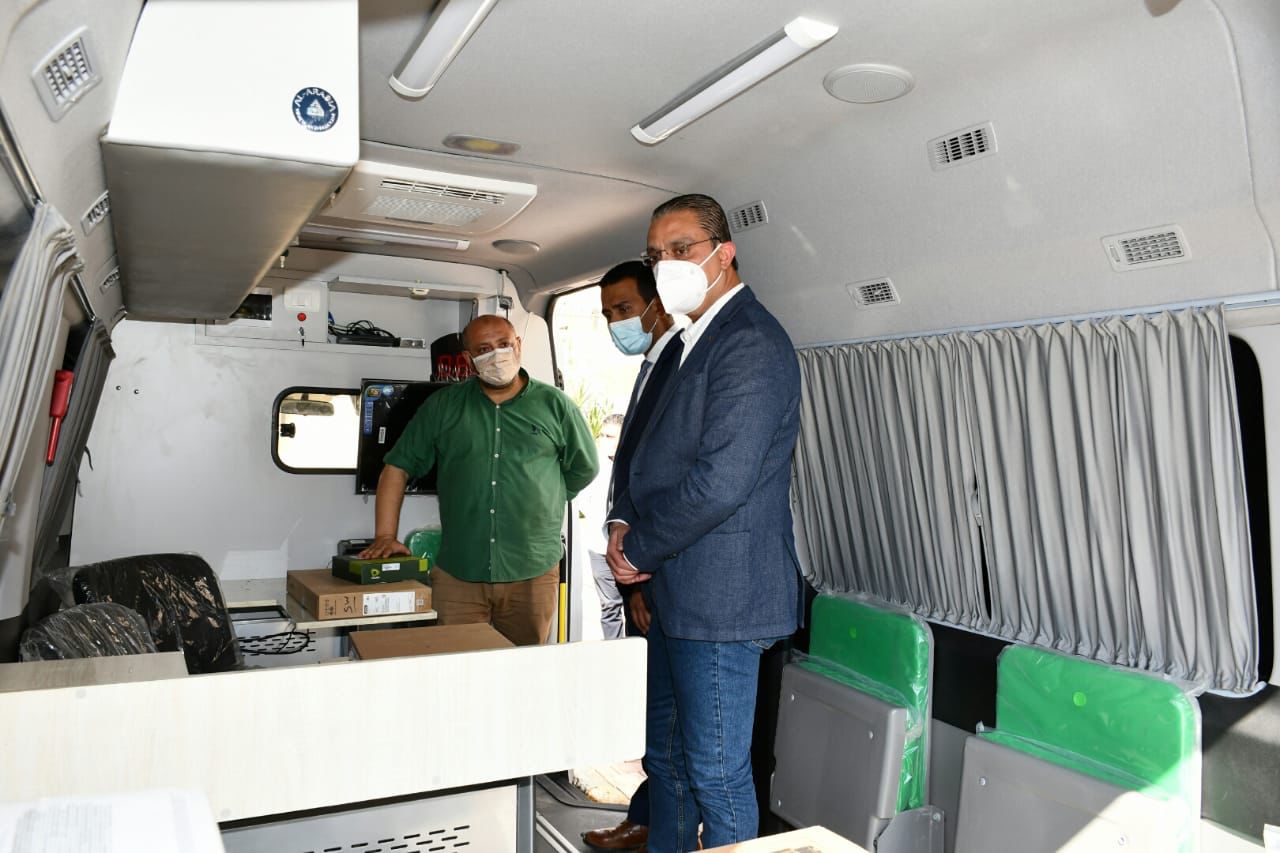 محافظ الفيوم يتفقد سيارة المركز التكنولوجى المتنقل