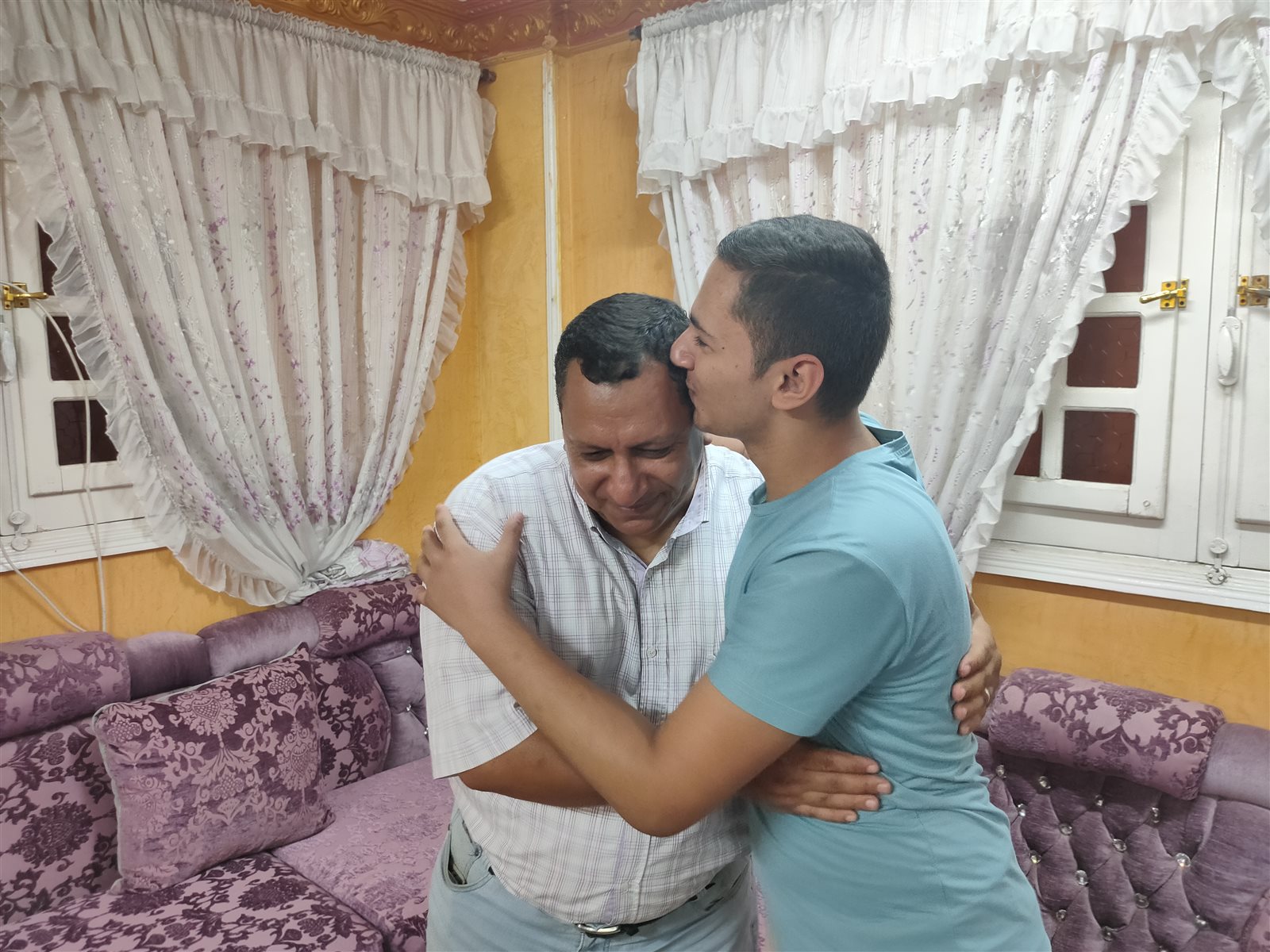 الثاني على الثانوية العامة يُقبل رأس والده