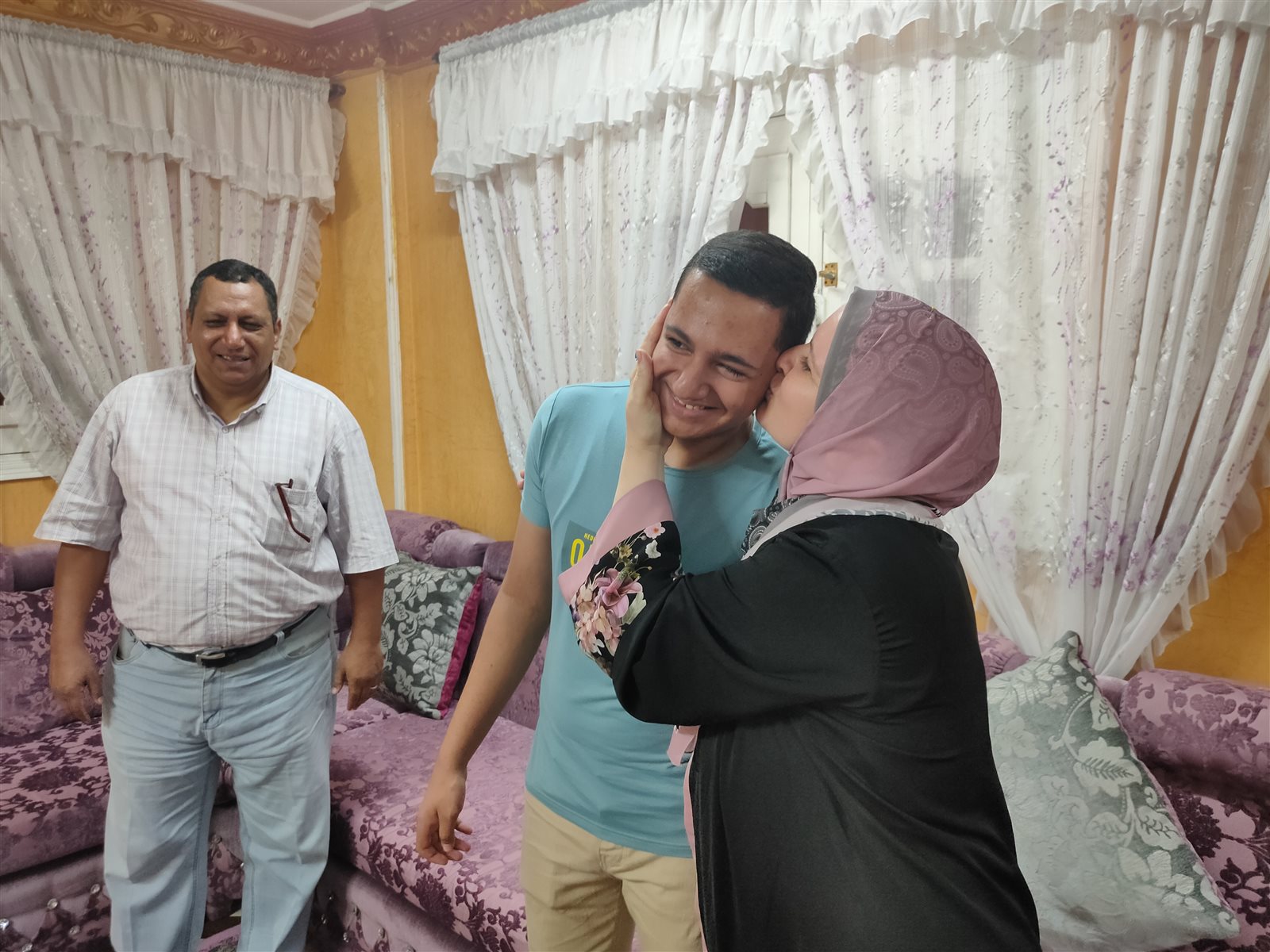 والدة الثاني على الجمهورية تُقبل رأسه