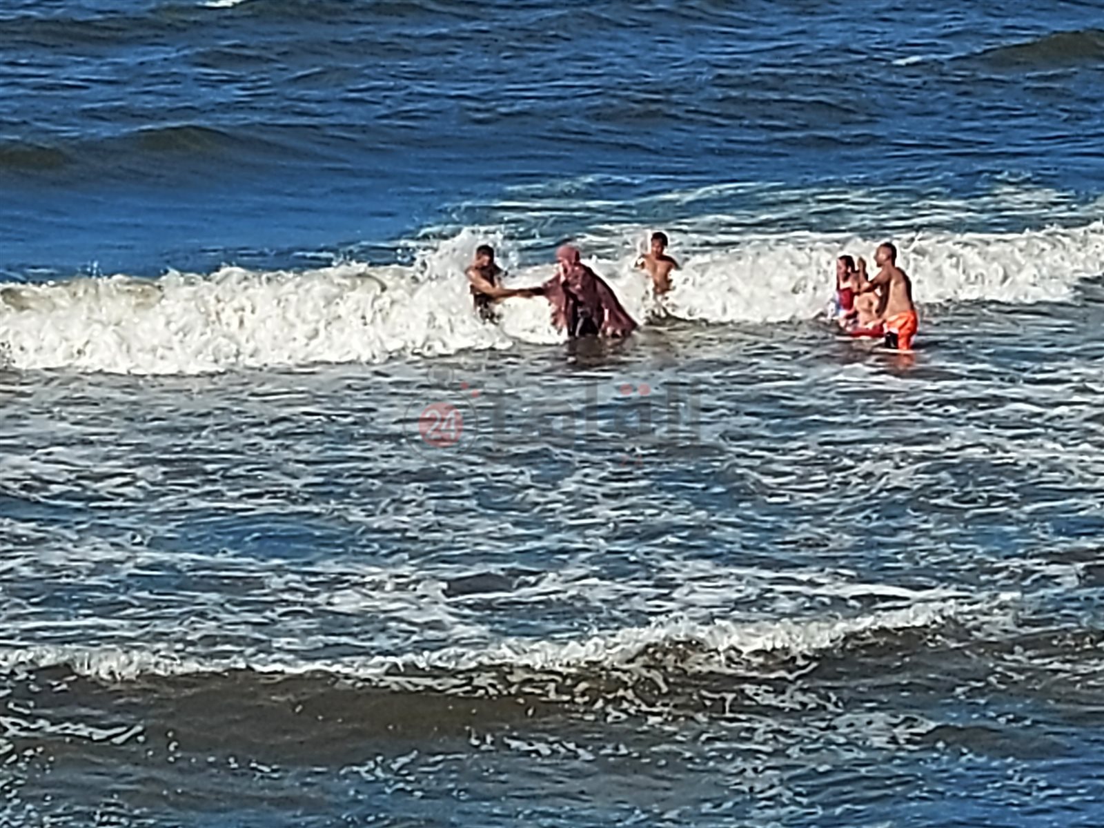 ارتفاع الأمواج علي شاطئ بورسعيد