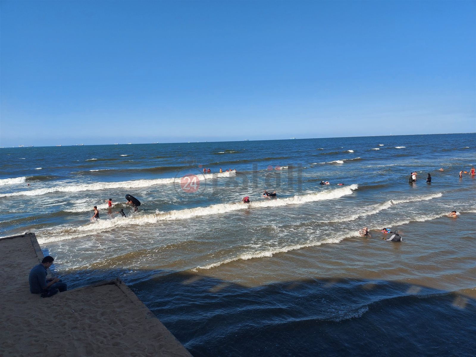 قلة المصطافين داخل شاطئ بورسعيد 