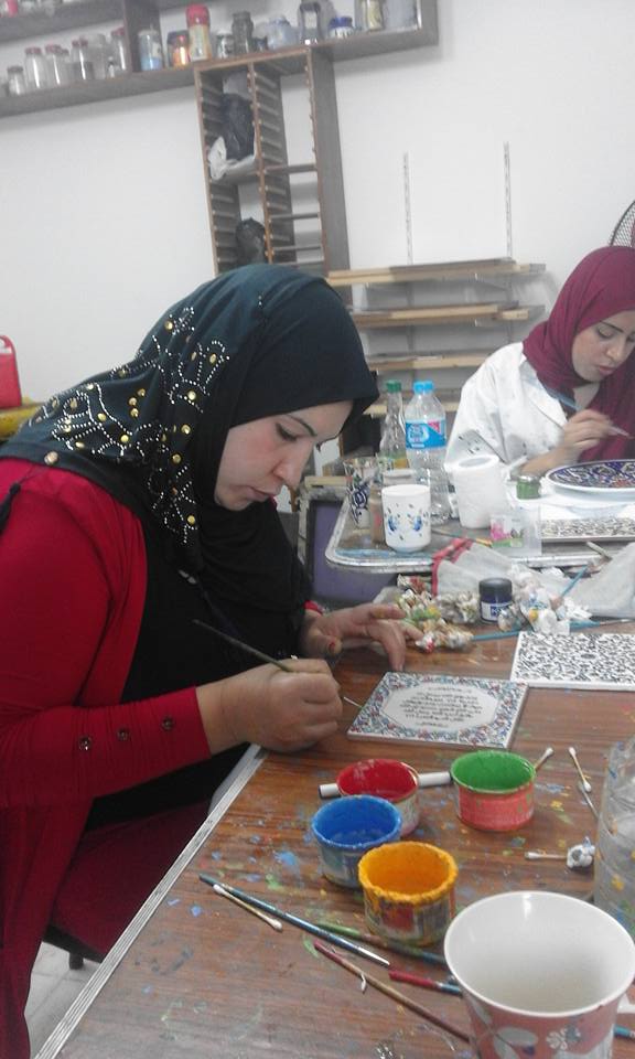 هناء أثناء الرسم