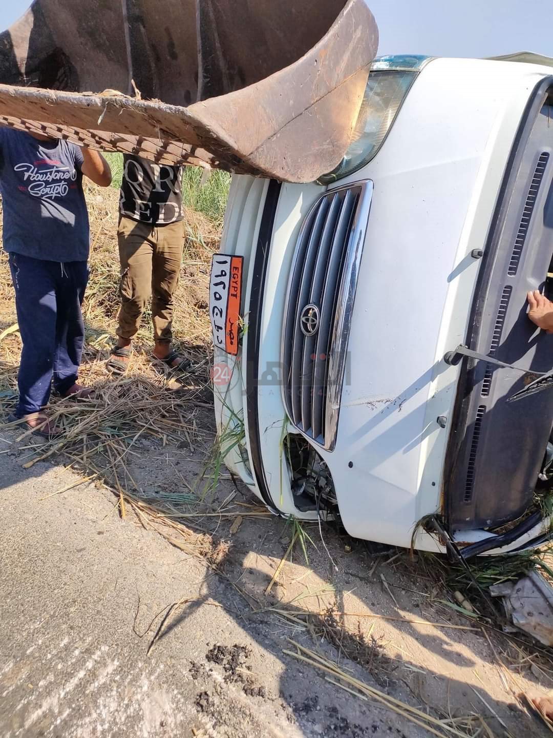 13 مصابًا في إنقلاب سيارة ميكروباص 