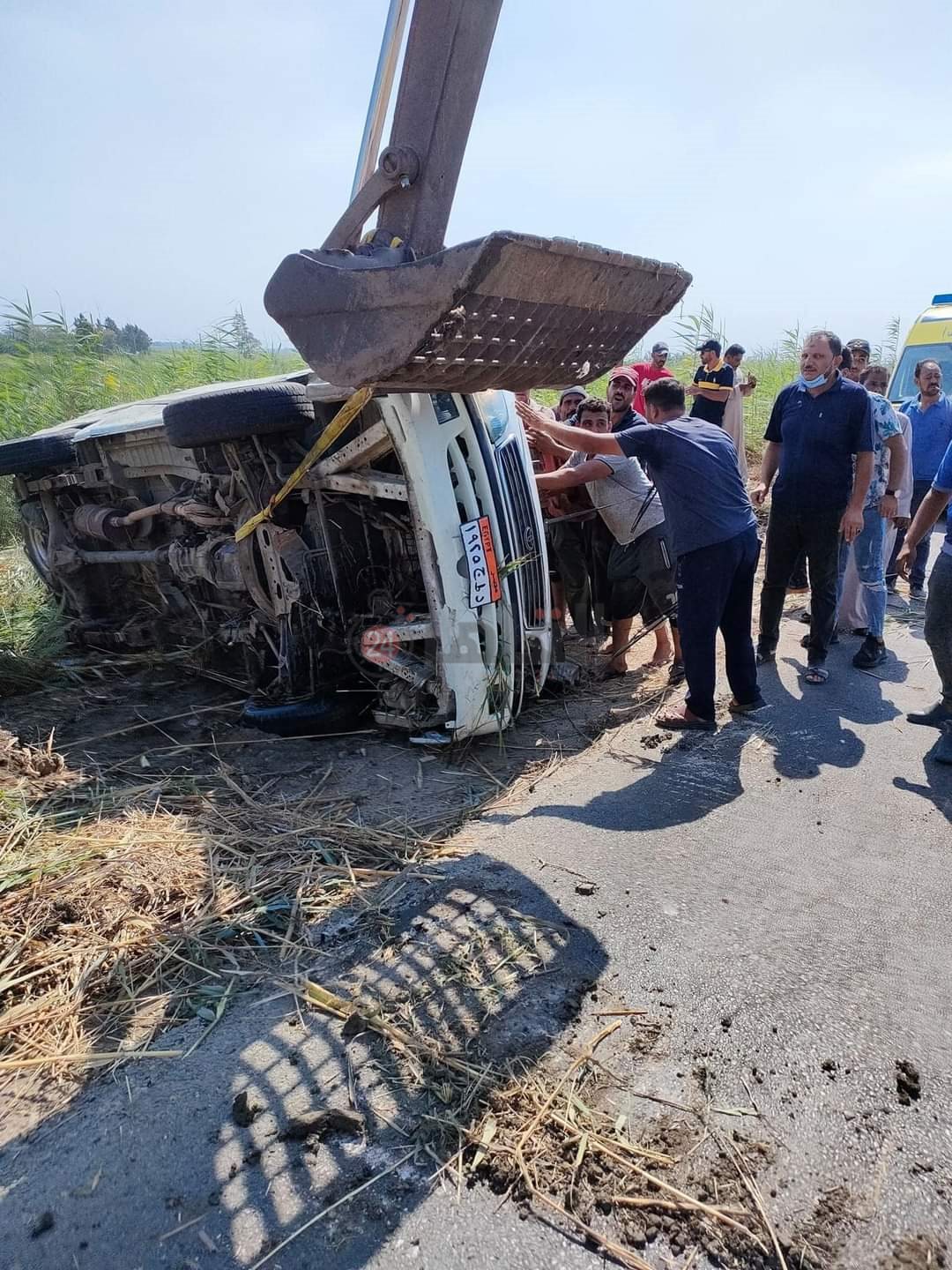 إنتشال سيارة ميكروباص سقطت في ترعة السلام 