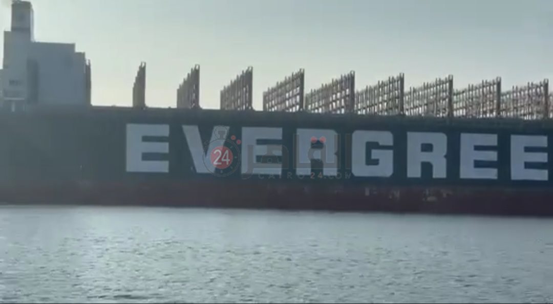 السفينة إيفرجيفن تعبر قناة السويس 