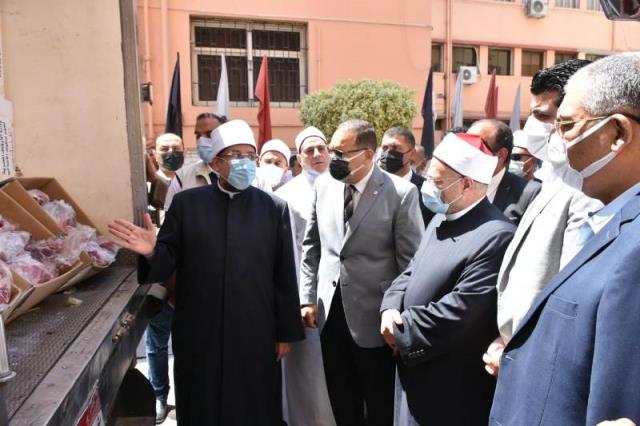 وزير الأوقاف والمحافظ يوزعان لحوم على الفئات المستحقة بالشرقية 02