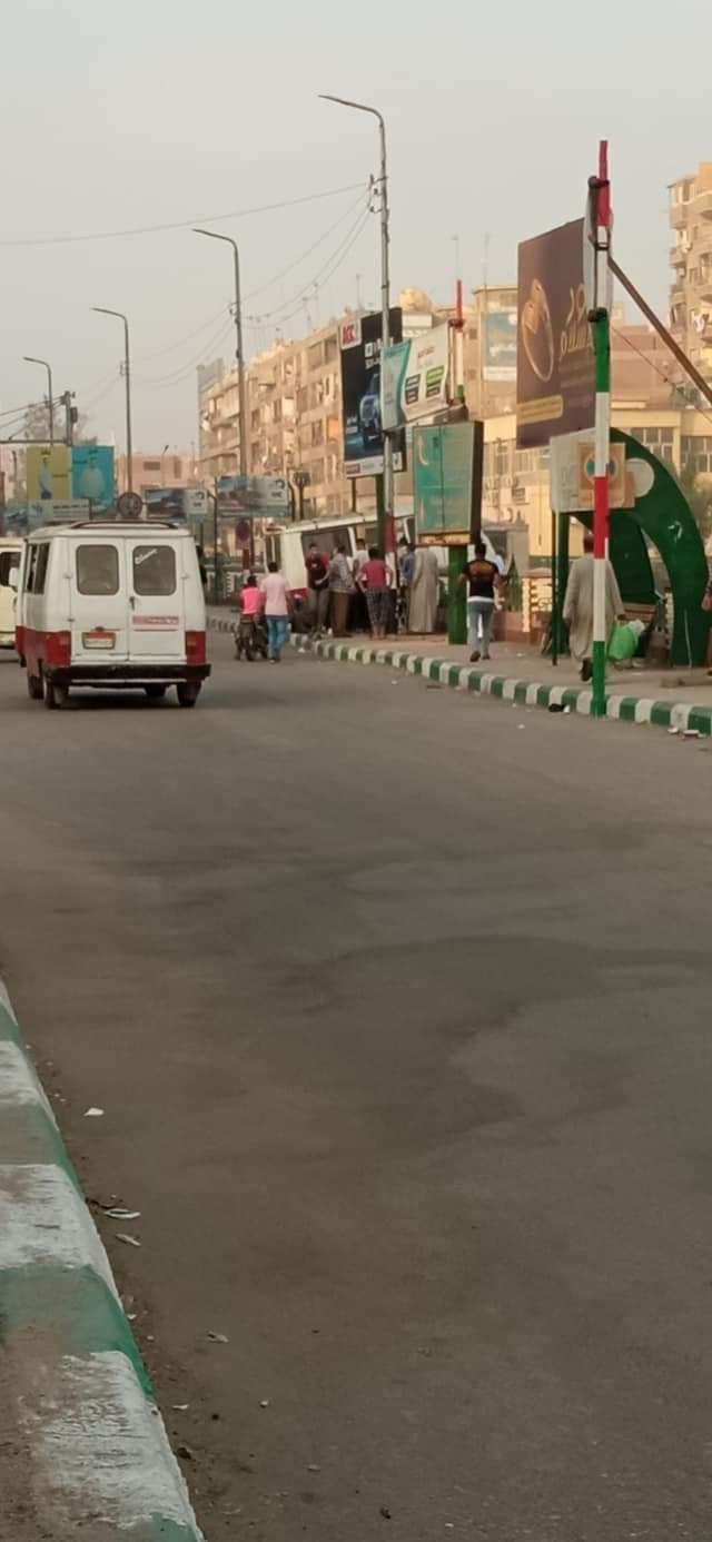 انحراف سرفيس عن مساره على شط ترعة بالشرقية