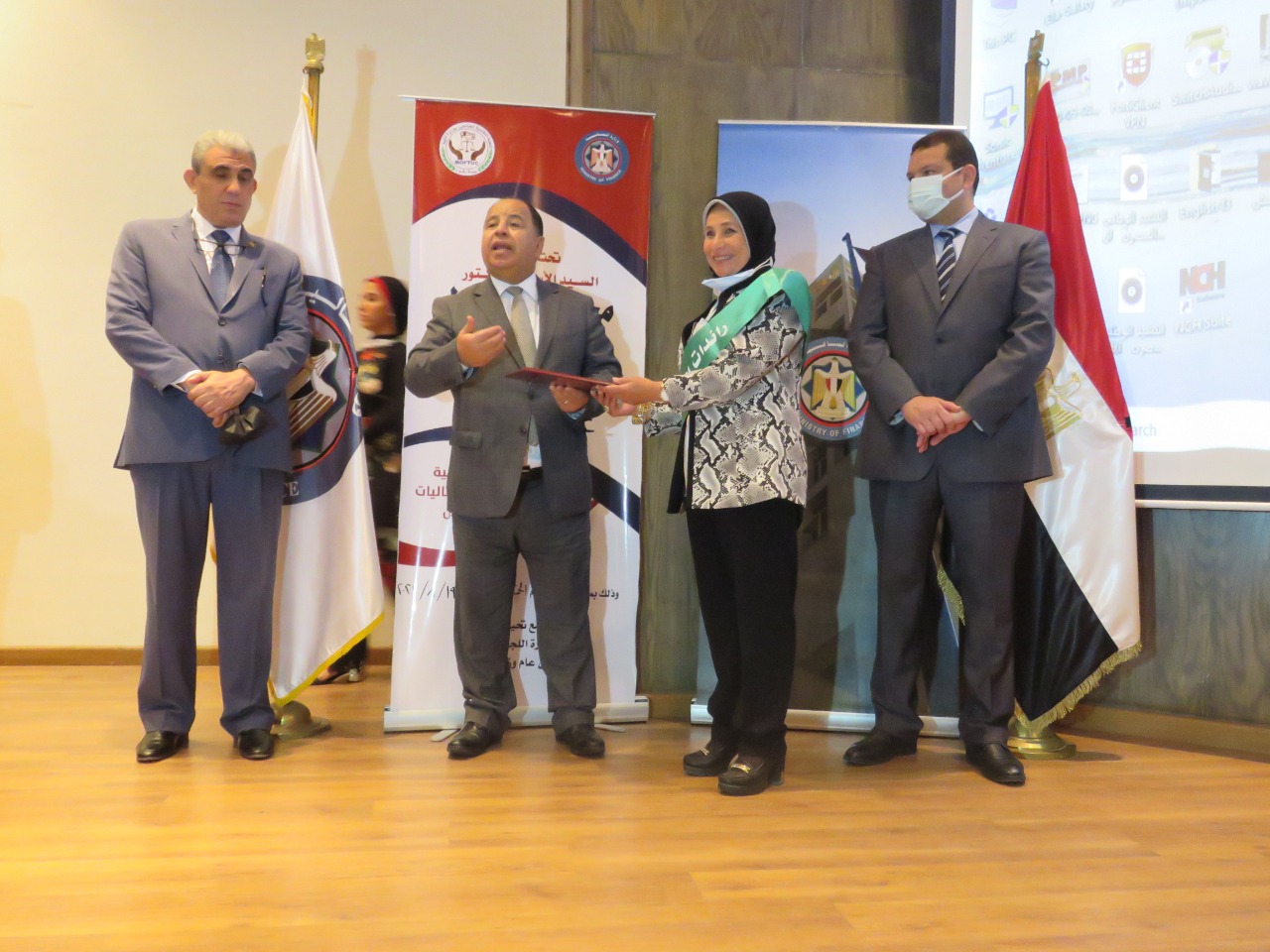 وزير المالية يكرم رائدات مصر 4