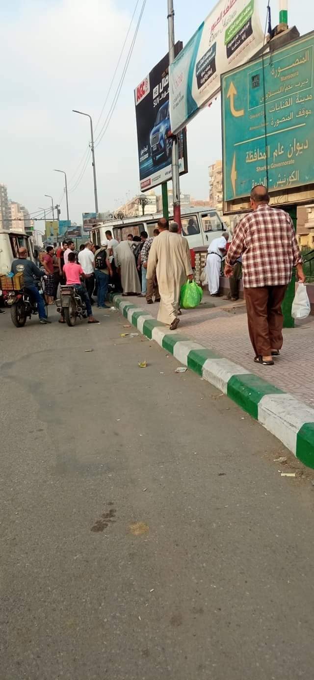 انحراف سرفيس عن مساره على شط ترعة بالشرقية