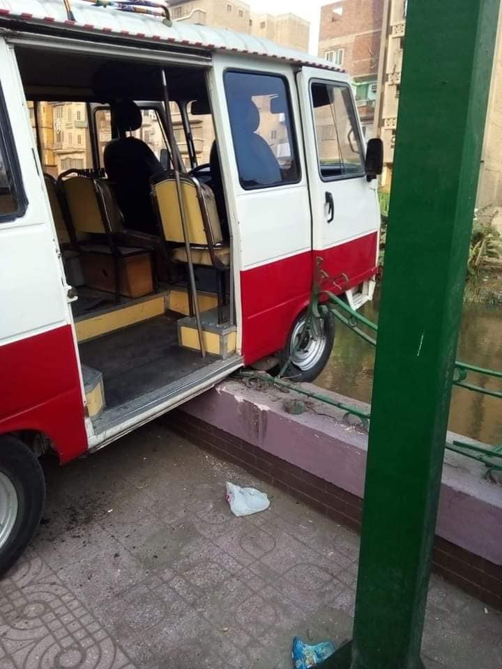 انحراف سرفيس عن مساره على شط ترعة بالشرقية