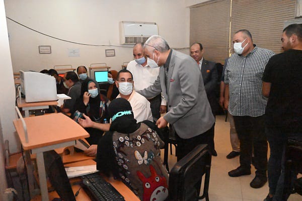 رئيس جامعة الفيوم يتفقد معامل التنسيق