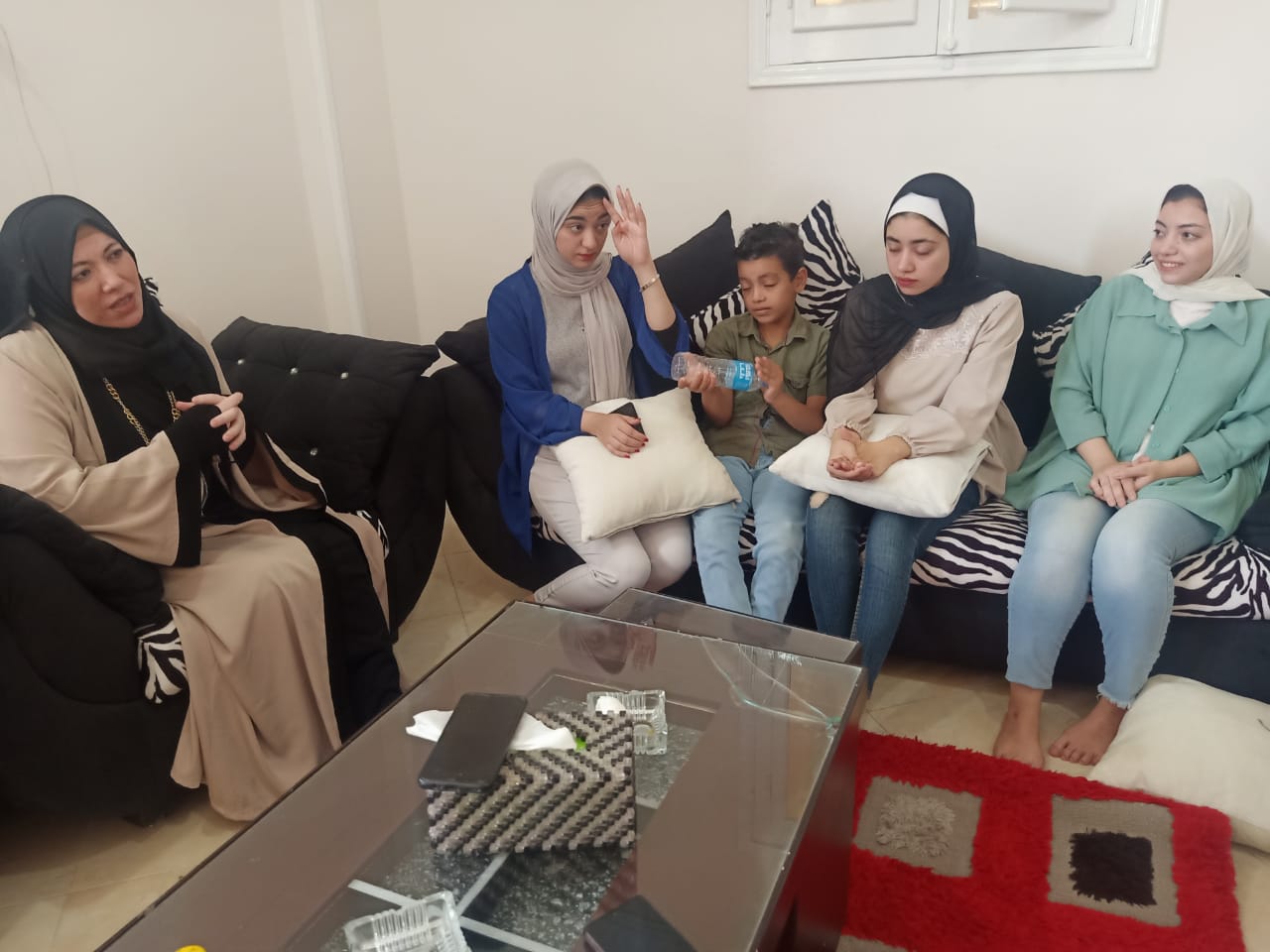 الطالبة وأسرتها 