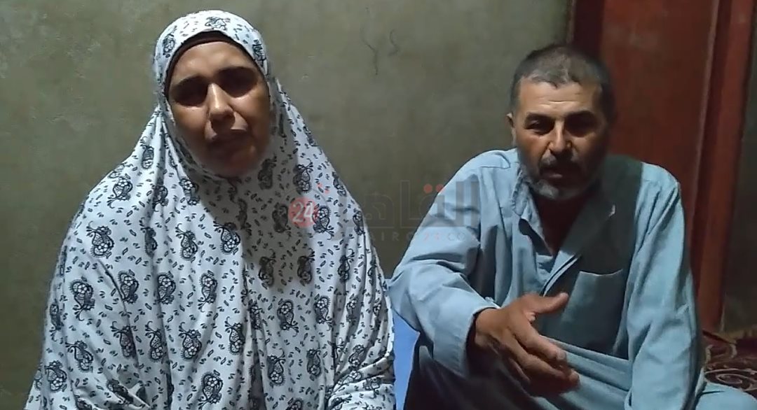 والدي الطفل أثناء حديثهم للقاهرة 24