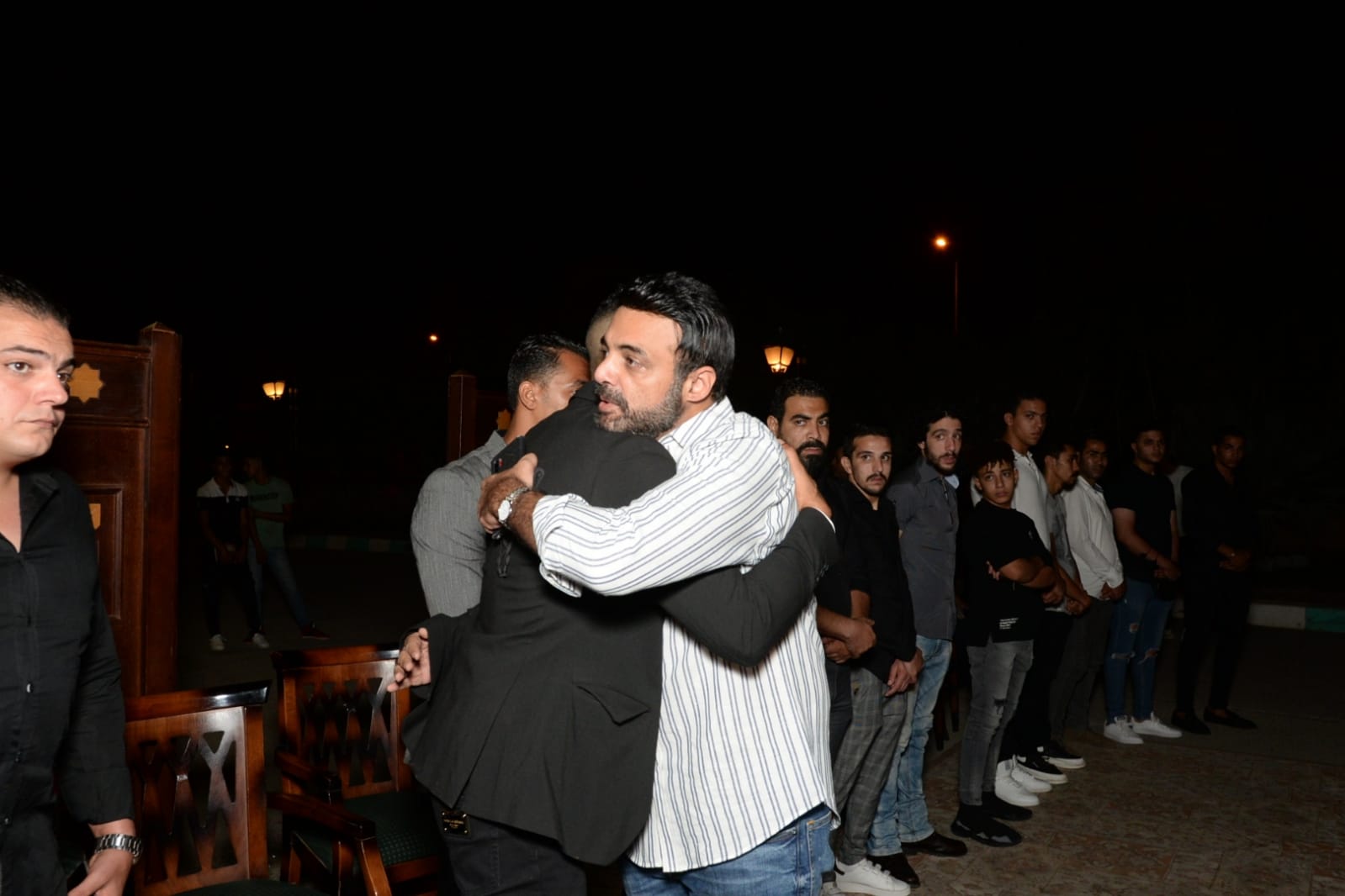 عمرو محمود ياسين في عزاء حماة محمد رمضان