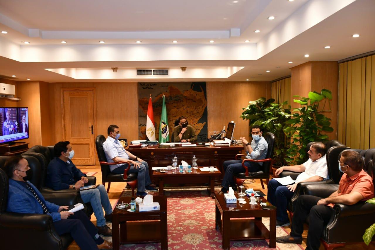 محافظ الفيوم يبحث آليات النهوض بمصنع اعلاف جرفس