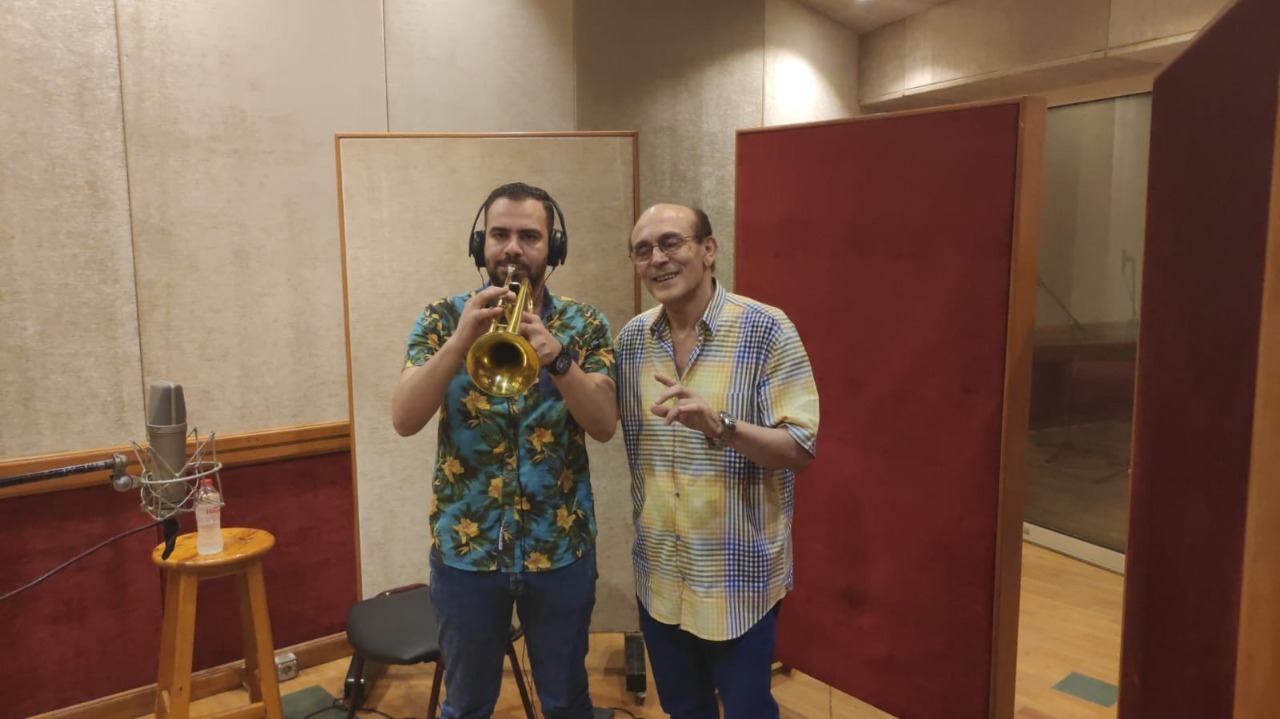 كواليس تسجيل محمد صبحي لأغنيات مسرحيته الجديدة (7)