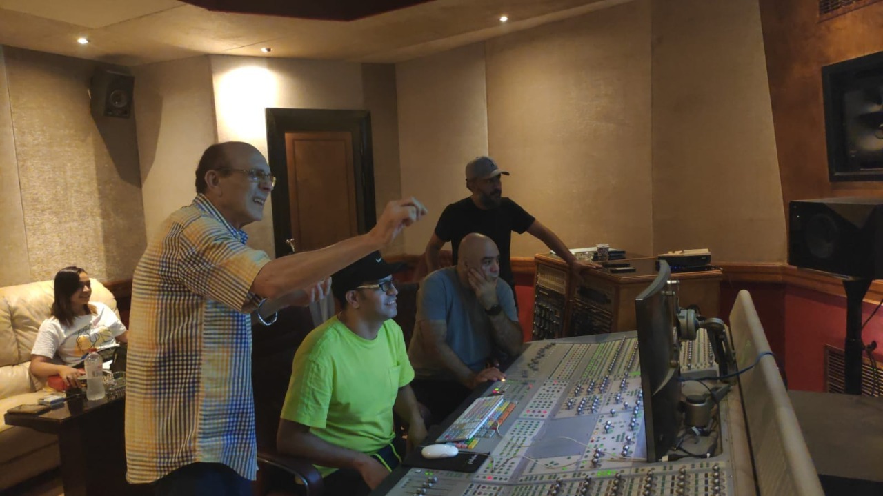 كواليس تسجيل محمد صبحي لأغنيات مسرحيته الجديدة (4)