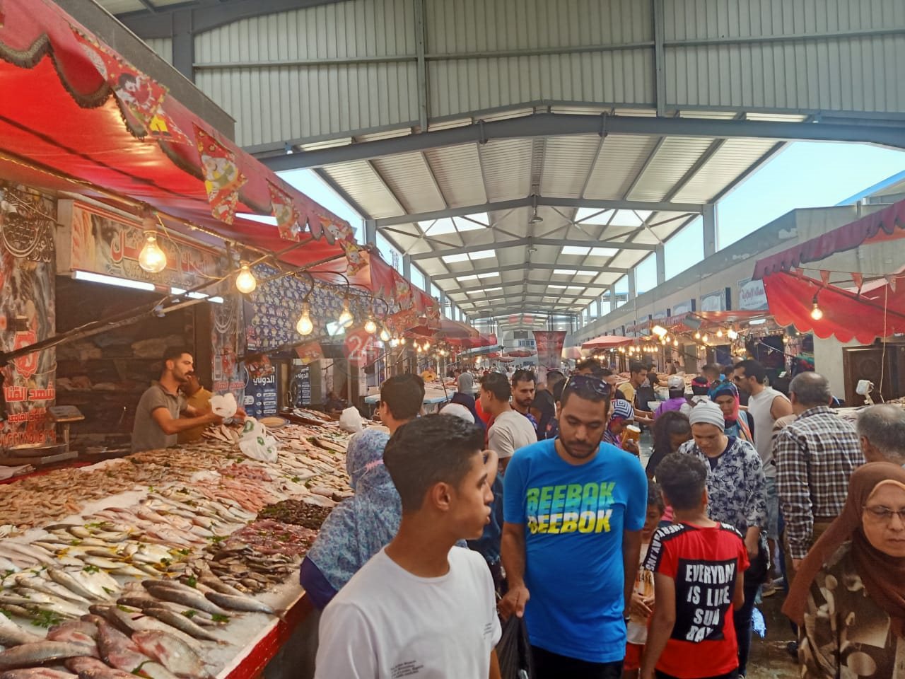 سوق الأسماك قبلة للسياح 