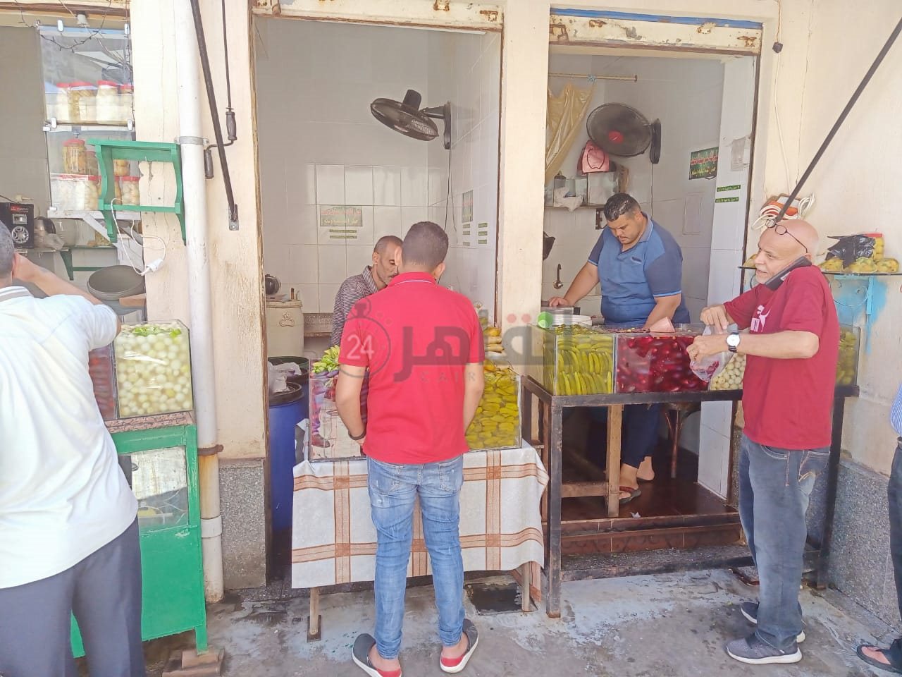 بائعوا المخللات بسوق اسماك بورسعيد