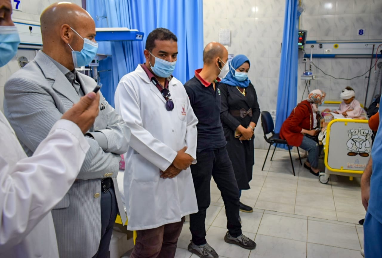 وكيل وزارة الصحة بالشرقية يزور الطفلة ضحية الاغتصاب 01