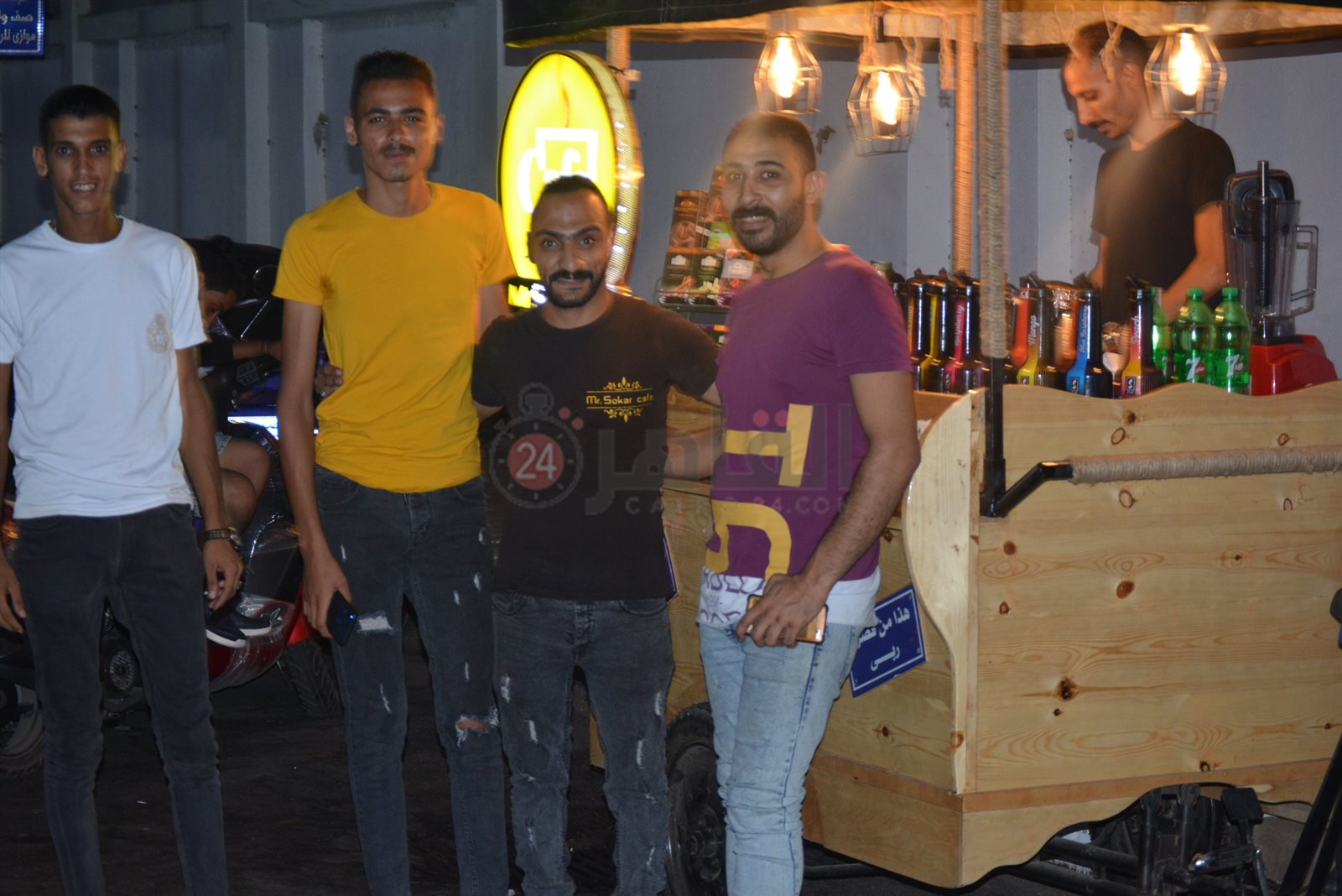 محمود سكر مع اصدقائة 