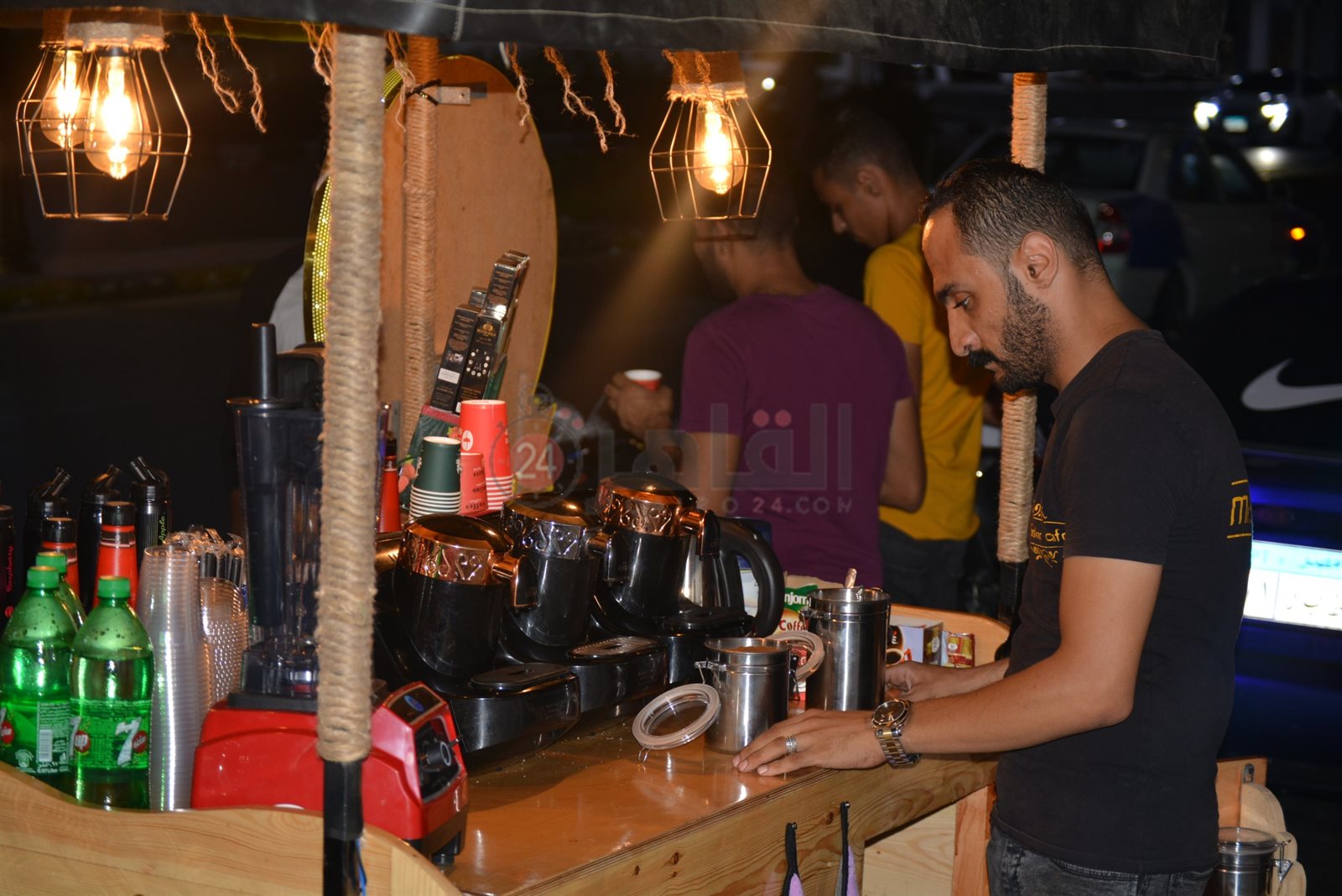 شاب يتحدي الإعاقة بعربة مشروبات ببورسعيد 