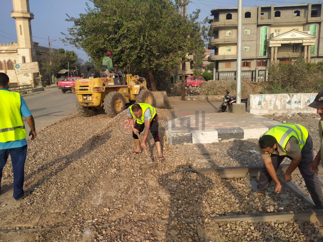 أعمال ازالة العارض من على مزلقان السكة الحديد 