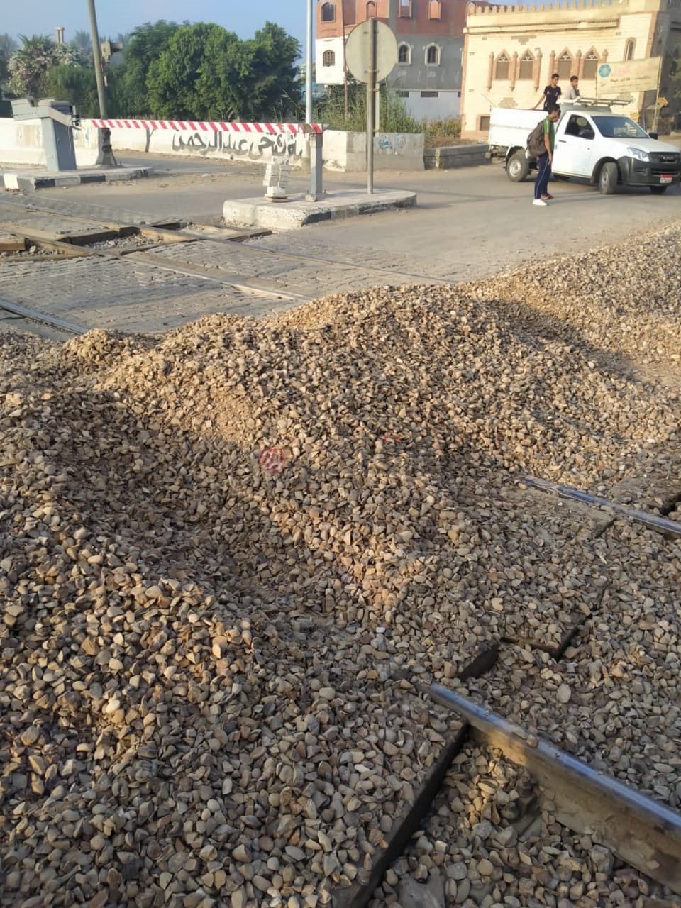 أعمال ازالة العارض من على مزلقان السكة الحديد 