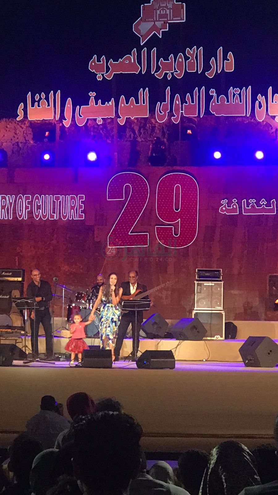 جنات مع ابنتها(1)