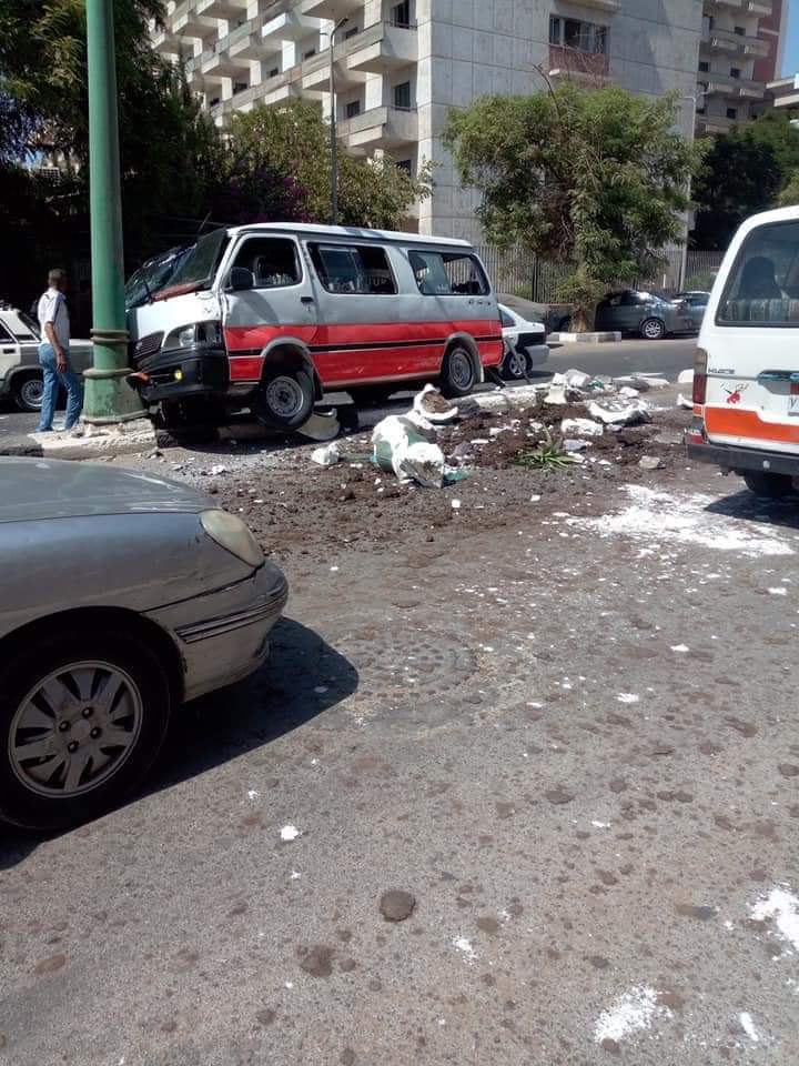 اصطدام ميكروباص بعمود قبل بوابة جامعة أسيوط القبلية 