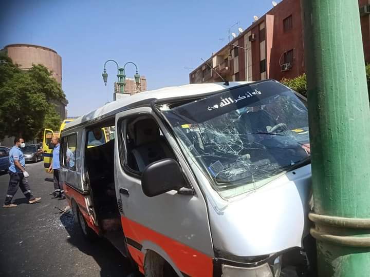 اصطدام ميكروباص بعمود قبل بوابة جامعة أسيوط القبلية 