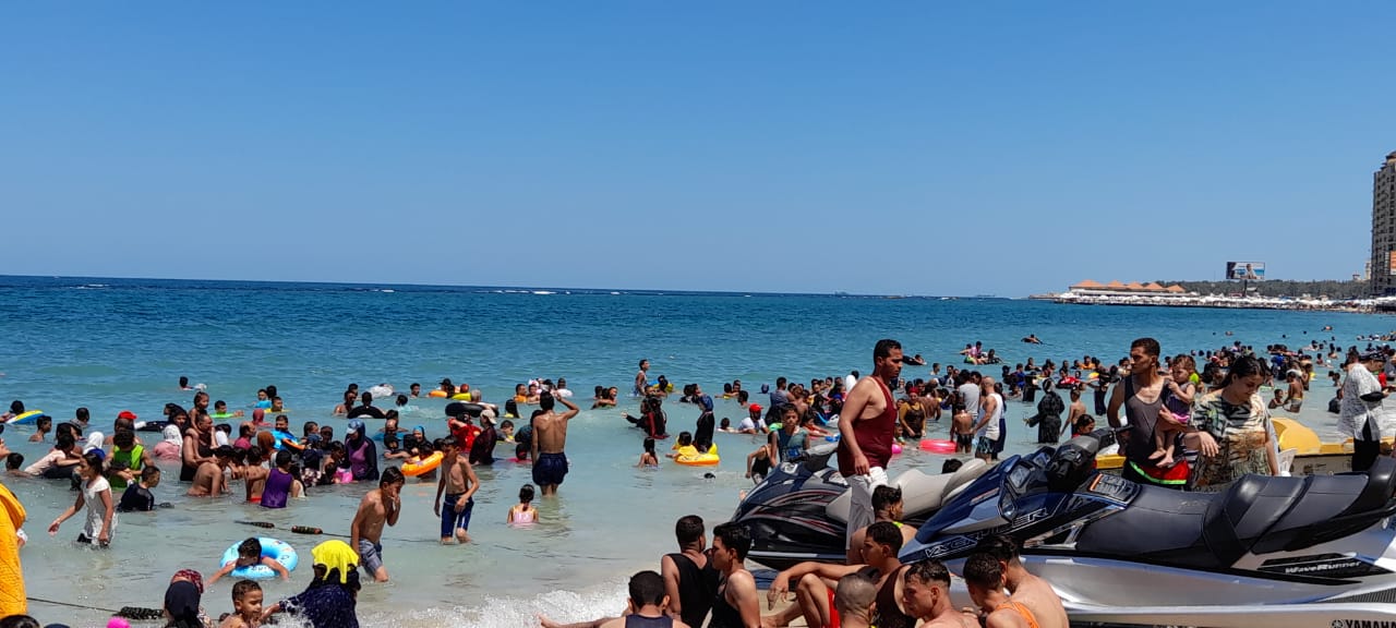 اقبال كبير على شواطئ الإسكندرية (2)