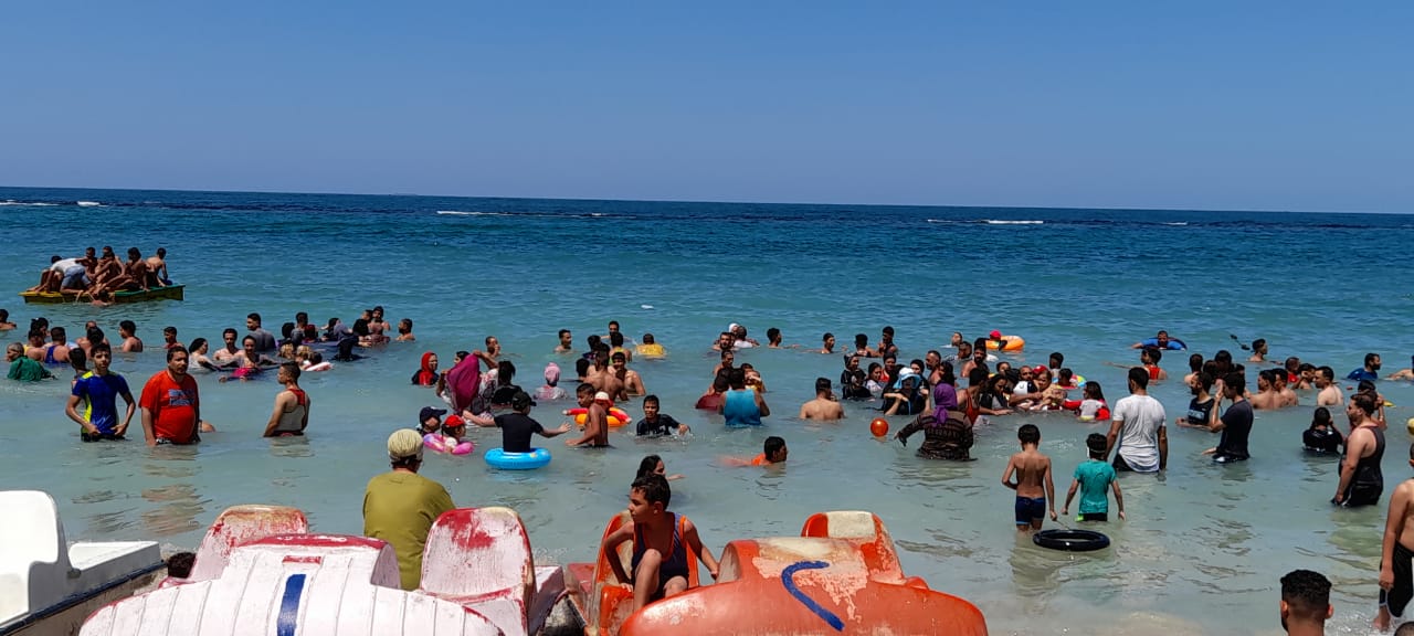 اقبال كبير على شواطئ الإسكندرية (4)