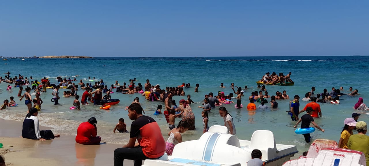 اقبال كبير على شواطئ الإسكندرية (5)