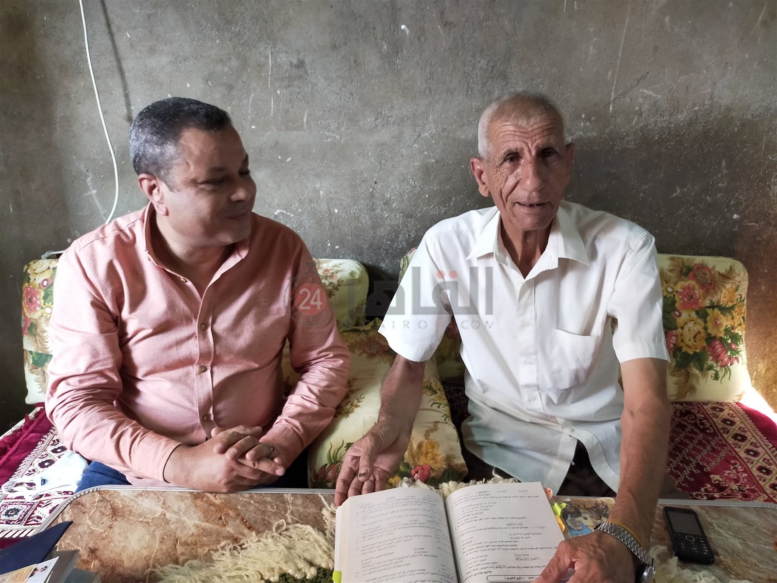 عم قُرني يسترجع معلومات الثانوية العامة مع المدرس طارق سيد، ووكيل شؤون التعليم بمدرسة الشهيد أحمد عبد العاطي